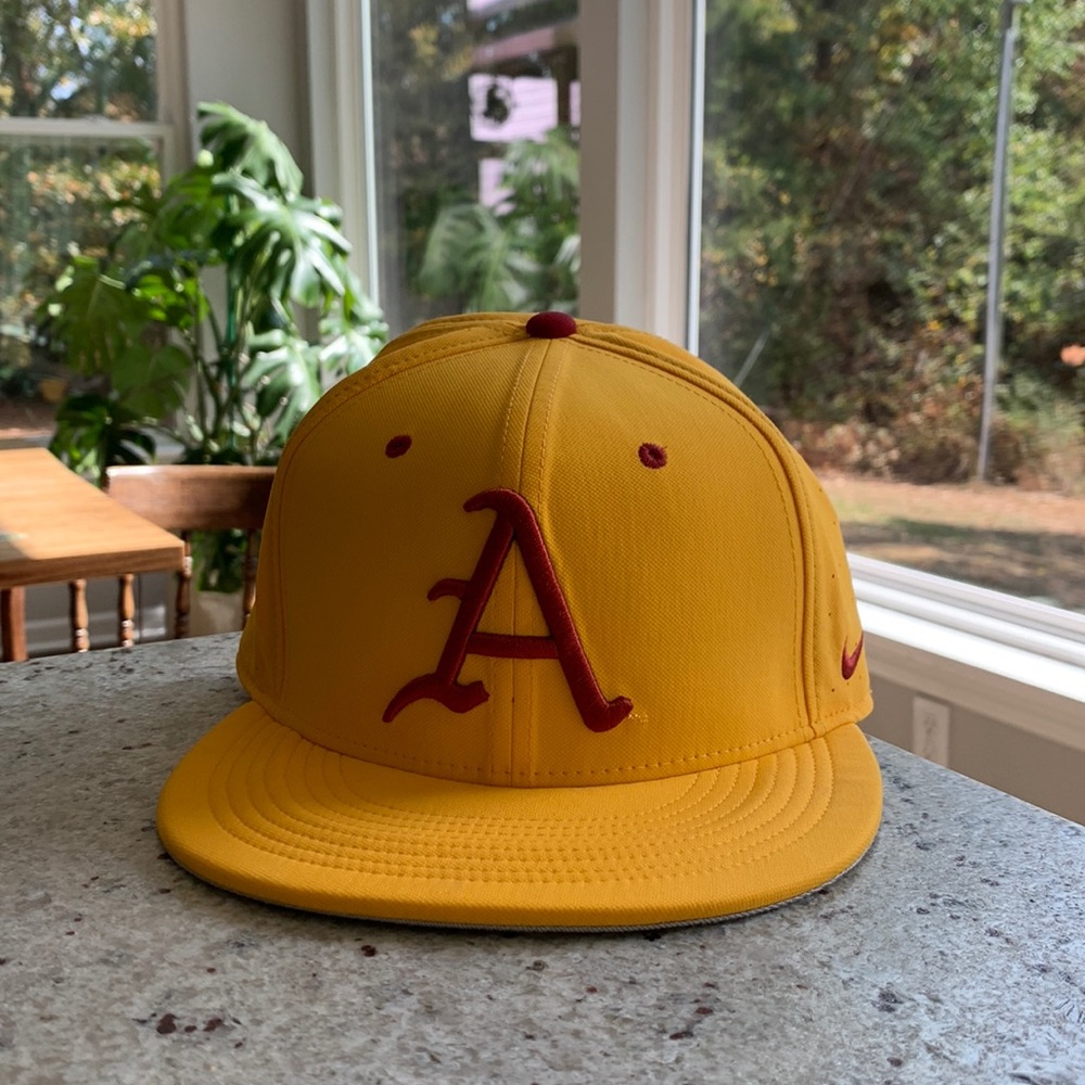 Men's Nike Gold Arkansas Razorbacks True Performance Fitted Hat
